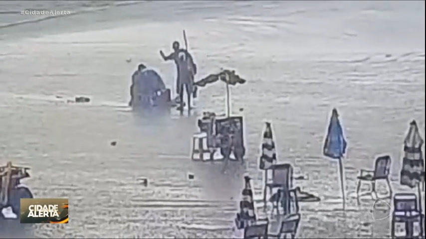 Vídeo: Vídeo mostra tentativa de salvamento de mulher vítima de raio na Praia Grande (SP)