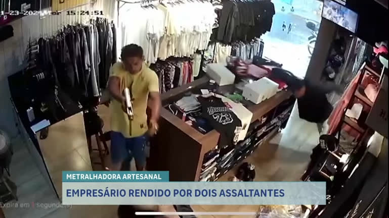 Vídeo: Empresário é rendido por assaltantes dentro de loja em BH