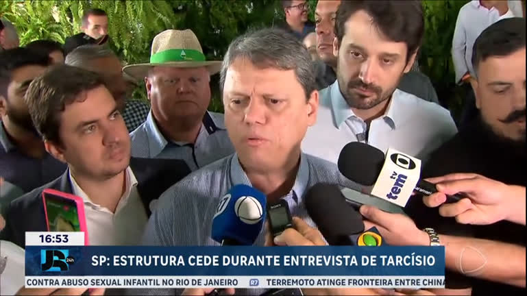 Vídeo: Palco com Tarcísio de Freitas desaba durante entrevista no interior de SP