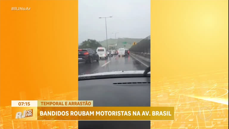 Vídeo: Vídeo: Carros são roubados durante arrastão na avenida Brasil (RJ)