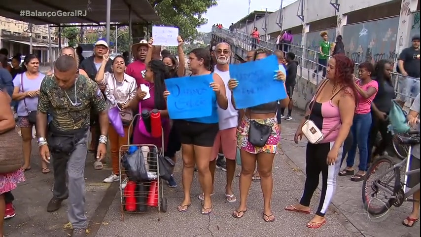 Vídeo: Comerciantes fazem protesto contra o fim da Feira de Acari, no Rio