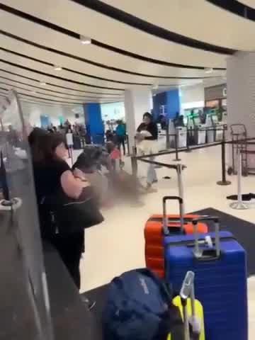 Vídeo: Mulher tem surto, fica pelada e ataca pessoas em aeroporto