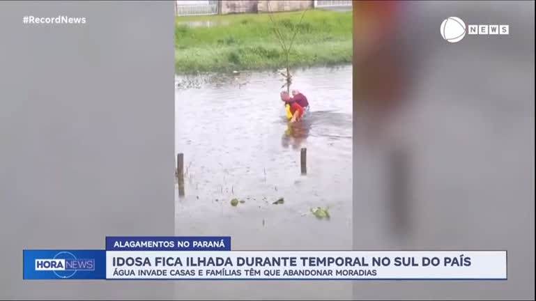 Vídeo: Idosa é carregada nas costas após ficar ilhada durante temporal no Sul do país