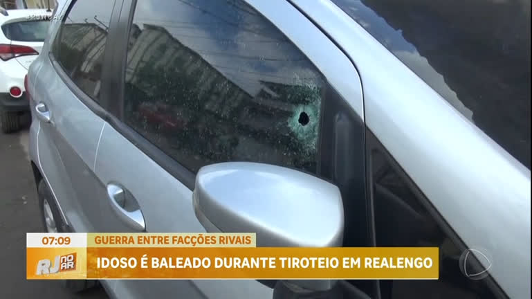 Vídeo: Idoso é baleado durante tiroteio na zona oeste do Rio