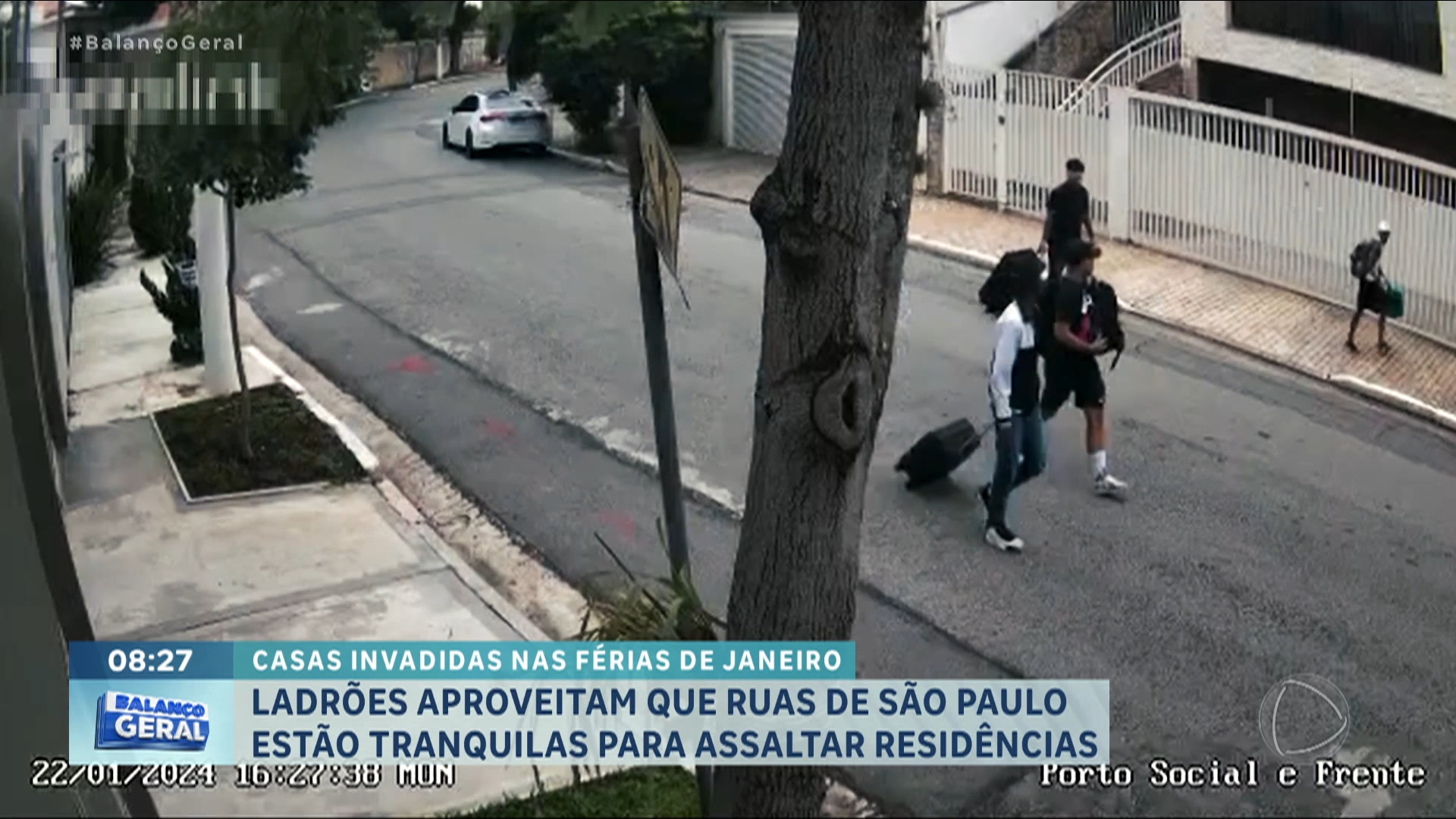 Vídeo: Bandidos usam mala para carregar objetos roubados de casa em SP