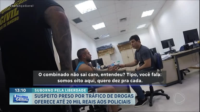 Vídeo: Suspeito preso por tráfico de drogas tenta subornar policiais para ser solto
