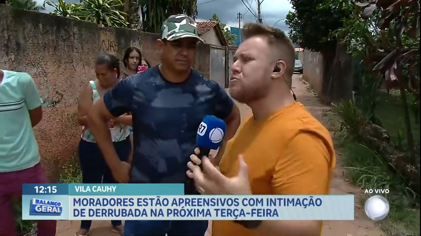 Vídeo: Moradores da Vila Cauhy recebem intimação da secretaria DF Legal