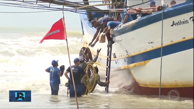 Vídeo: Minuto JR : Embarcação com 15 toneladas de peixe encalha a caminho do Porto de Itajaí (SC)