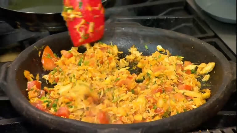 Vídeo: Prosa na Cozinha: veja como fazer casquinha de siri com farofa de alho