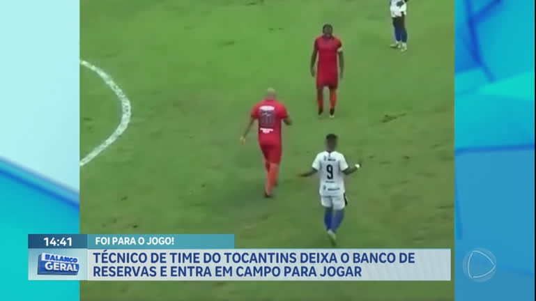 Vídeo: Técnico de time do Tocantins deixa banco e entra em campo para jogar
