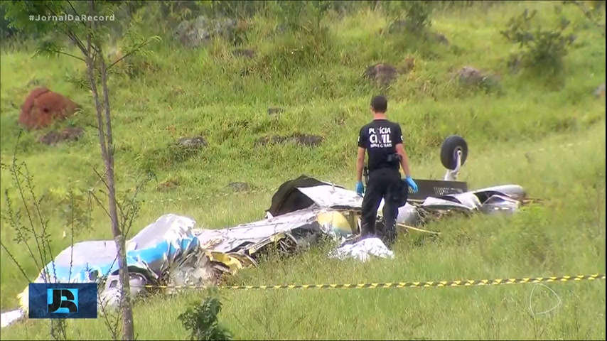Especialistas tentam entender como avião se desmanchou no ar em MG; acidente deixa sete mortos