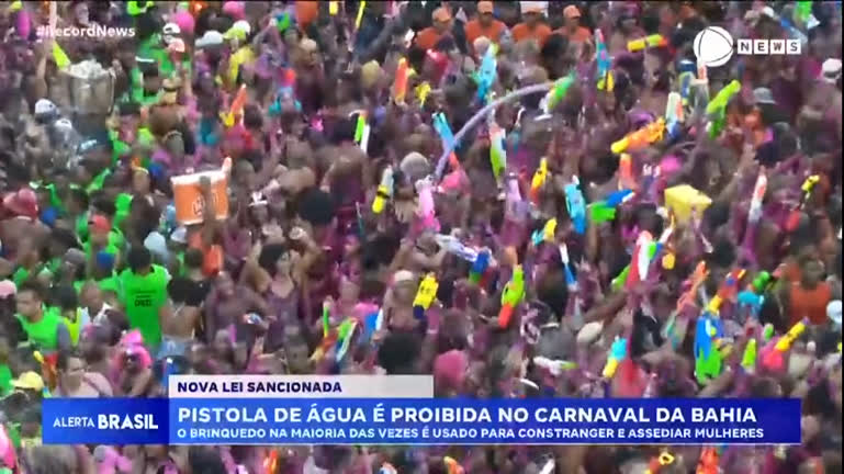 Vídeo: Lei proíbe uso de pistolas de água no Carnaval da Bahia após denúncias de assédio sexual