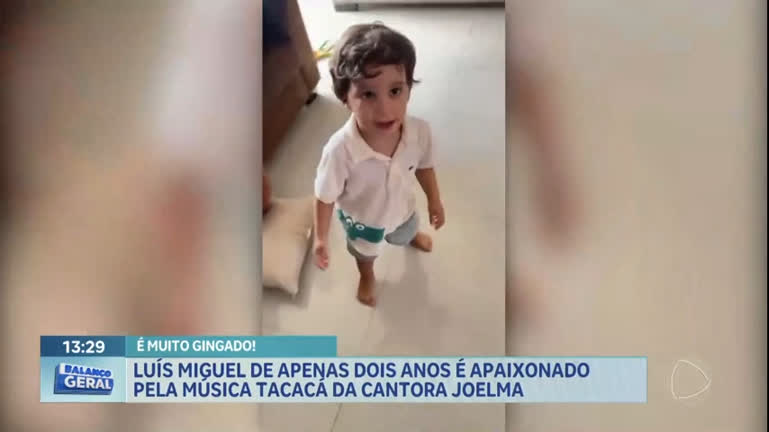 Vídeo: Menino de dois anos viraliza ao dançar a música 'tacacá' da Joelma