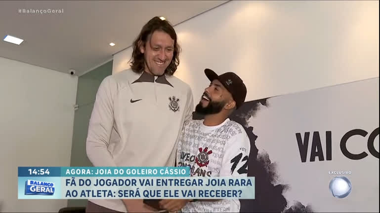 Vídeo: Exclusivo: goleiro Cássio recebe torcedor no centro de treinamento do Corinthians e recupera joia perdida