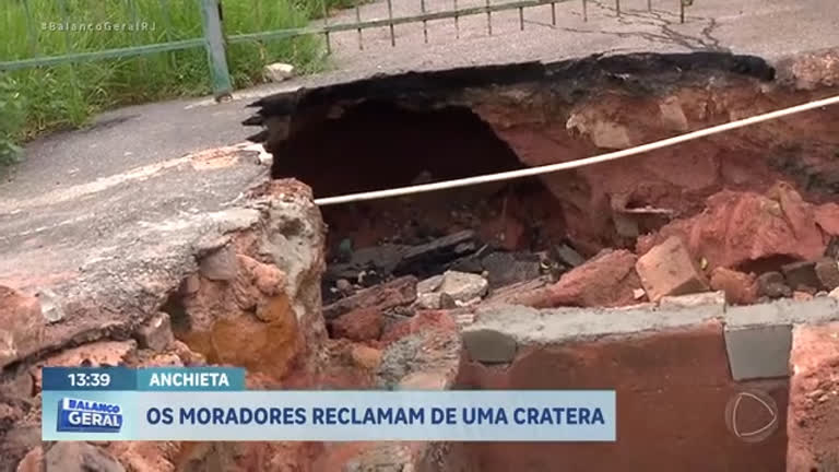 Vídeo: Moradores reclamam de cratera em rua na zona norte do Rio