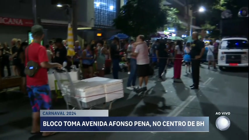 Vídeo: Cortejo de Carnaval anima foliões em avenida movimentada de BH