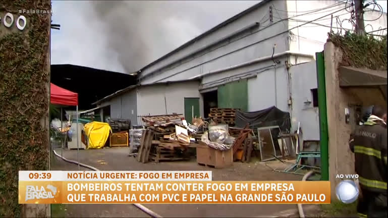 Vídeo: Incêndio atinge fábrica de papel e plástico em Itapecerica da Serra (SP)