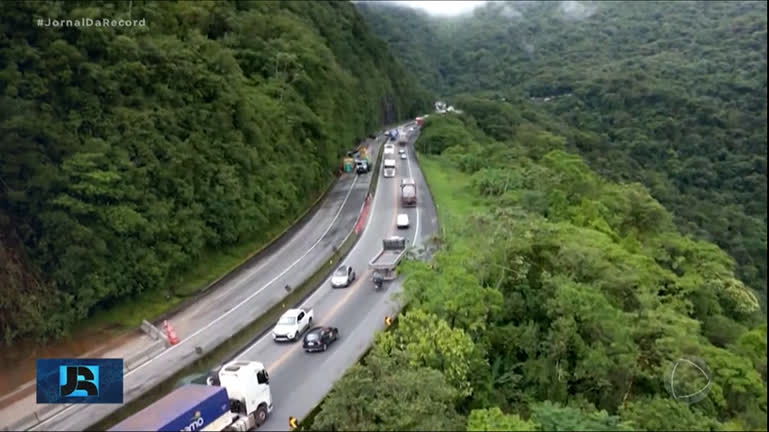Vídeo: Fortes chuvas pelo Brasil causam estragos e interditam rodovias