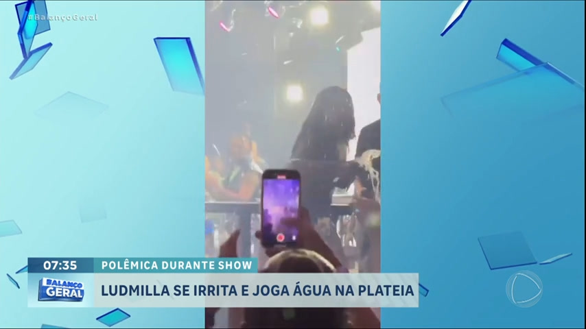 Vídeo: Ludmilla se irrita e joga água na plateia durante show em Florianópolis
