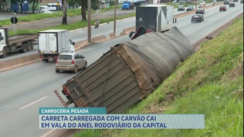Vídeo: Carreta carregada com carvão cai em vala no Anel Rodoviário em BH