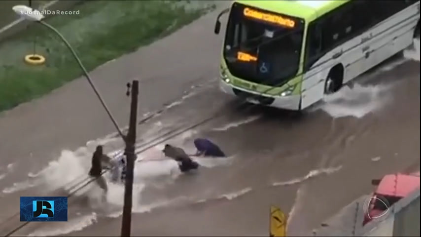 Vídeo: Vídeo: mulher é arrastada para debaixo de ônibus durante enxurrada em Ceilândia (DF)