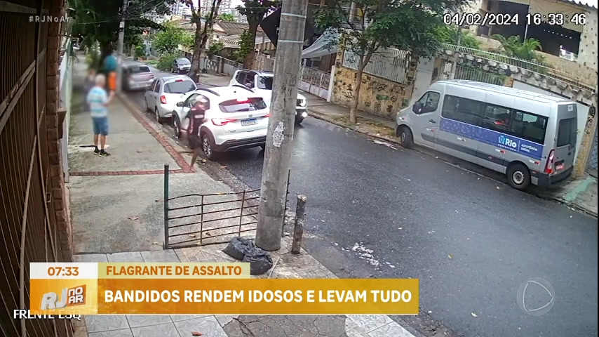 Vídeo: Câmeras de segurança flagram assalto a casal de idosos no Rio