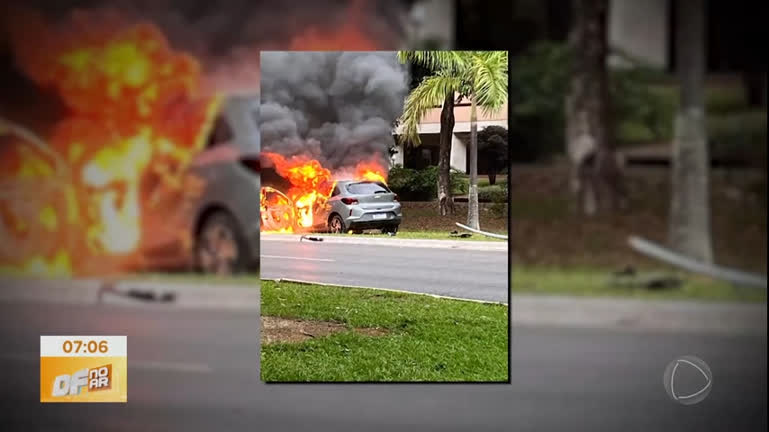 Vídeo: Carro pega fogo após bater em poste de energia da Asa Norte (DF)