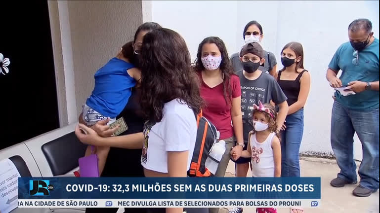 Vídeo: Mais de 32 milhões de brasileiros não tomaram as duas primeiras doses da vacina contra a Covid-19