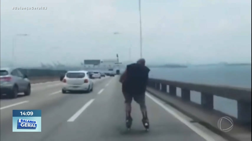 Vídeo: VÍDEO: Homem anda de patins ao lado de carros na ponte Rio-Niterói