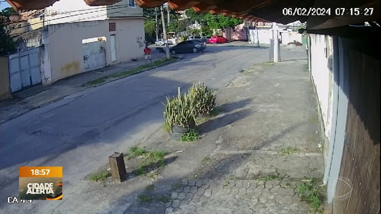 Vídeo: Homem passa com carro por cima de ex-companheira duas vezes na zona oeste do Rio