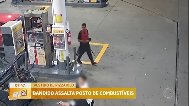 Vídeo: Assaltante disfarçado de pizzaiolo assalta posto de combustíveis na Baixada Fluminense