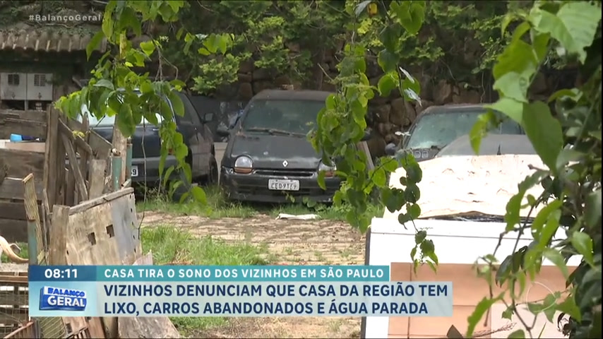 Vídeo: Vizinhos denunciam que casa em SP tem lixo acumulado e focos de dengue