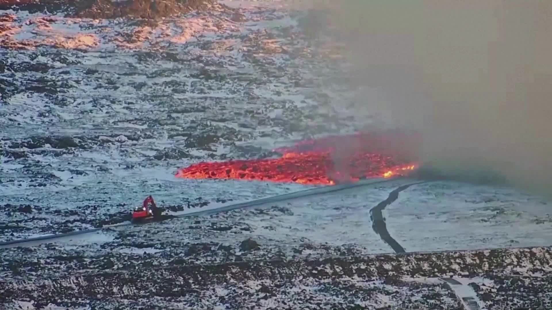 Vídeo: Vulcão volta a entrar em erupção na Islândia e espalha lava escaldante no chão congelado
