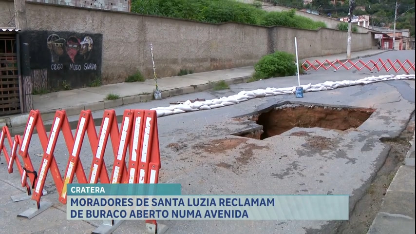 Vídeo: Moradores reclamam de cratera aberta há dois meses em avenida de BH