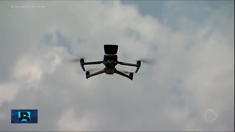 Vídeo: RS: bombeiros usam drone com sensor de calor para resgatar família perdida em trilha