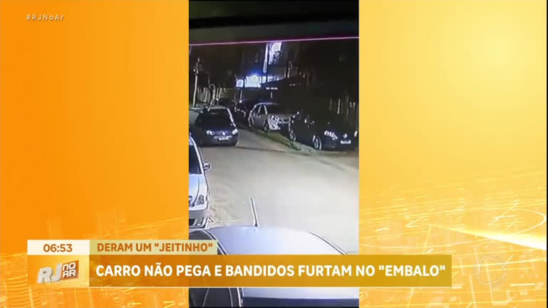 Vídeo: Carro não liga e criminosos pegam 'embalo' para furtar veículo no Rio de Janeiro
