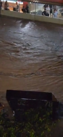 Vídeo: Chuva deixa academia alagada na Asa Norte