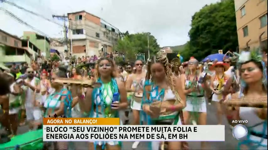 Bloco carnavalesco Seu Vizinho embala foliões em avenida de BH