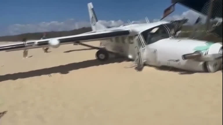 Avião com paraquedistas sofre pane no motor, cai em praia e mata idoso em refúgio para tartarugas – Notícias
