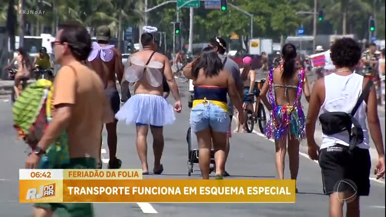 Vídeo: Rio tem ruas bloqueadas no centro para o Carnaval; transportes funcionam em esquema especial