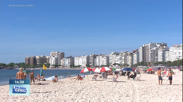 Vídeo: Cariocas e turistas aproveitam calor e lotam praias durante Carnaval no Rio