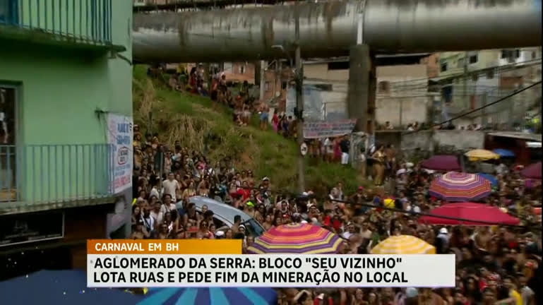 Vídeo: Bloco desfila por morro e arrasta multidão em avenida de Belo Horizonte