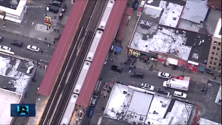Vídeo: Tiroteio provoca uma morte e deixa cinco feridos em plataforma de metrô em Nova York (EUA)