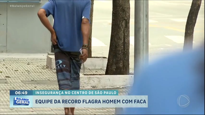 Vídeo: Homem com faca é flagrado pela equipe da RECORD no centro de São Paulo