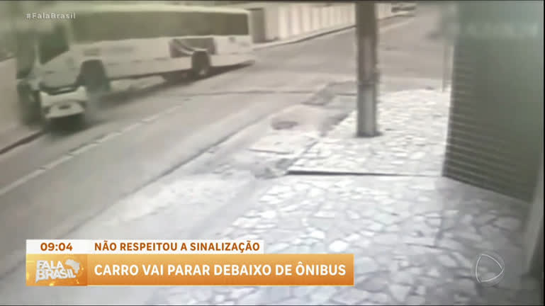 Vídeo: Carro fica embaixo de ônibus após batida em João Pessoa