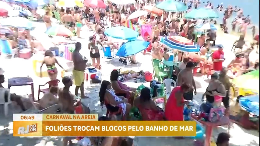 Vídeo: Com calorão, foliões trocam blocos de Carnaval por banho de mar no Rio