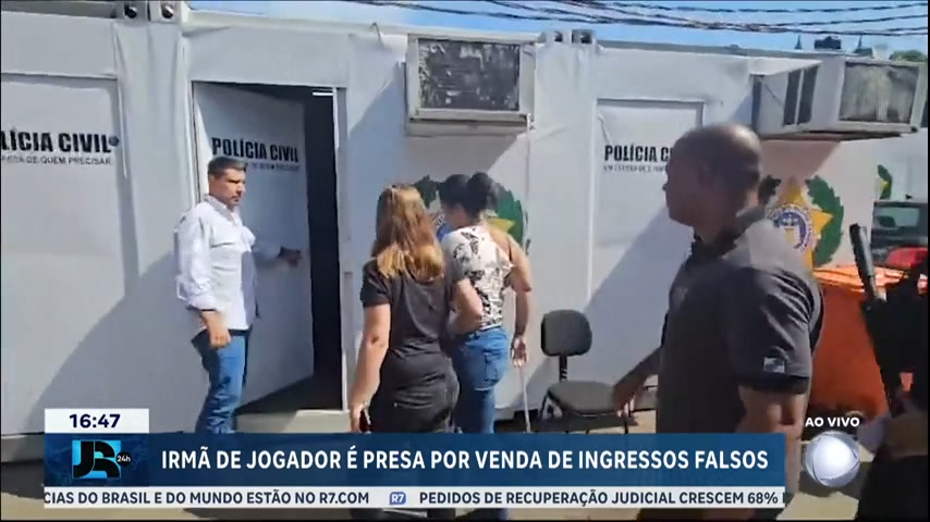 Vídeo: Irmã de ex-jogador Léo Moura é presa suspeita de vender ingressos falsos para camarotes na Sapucaí