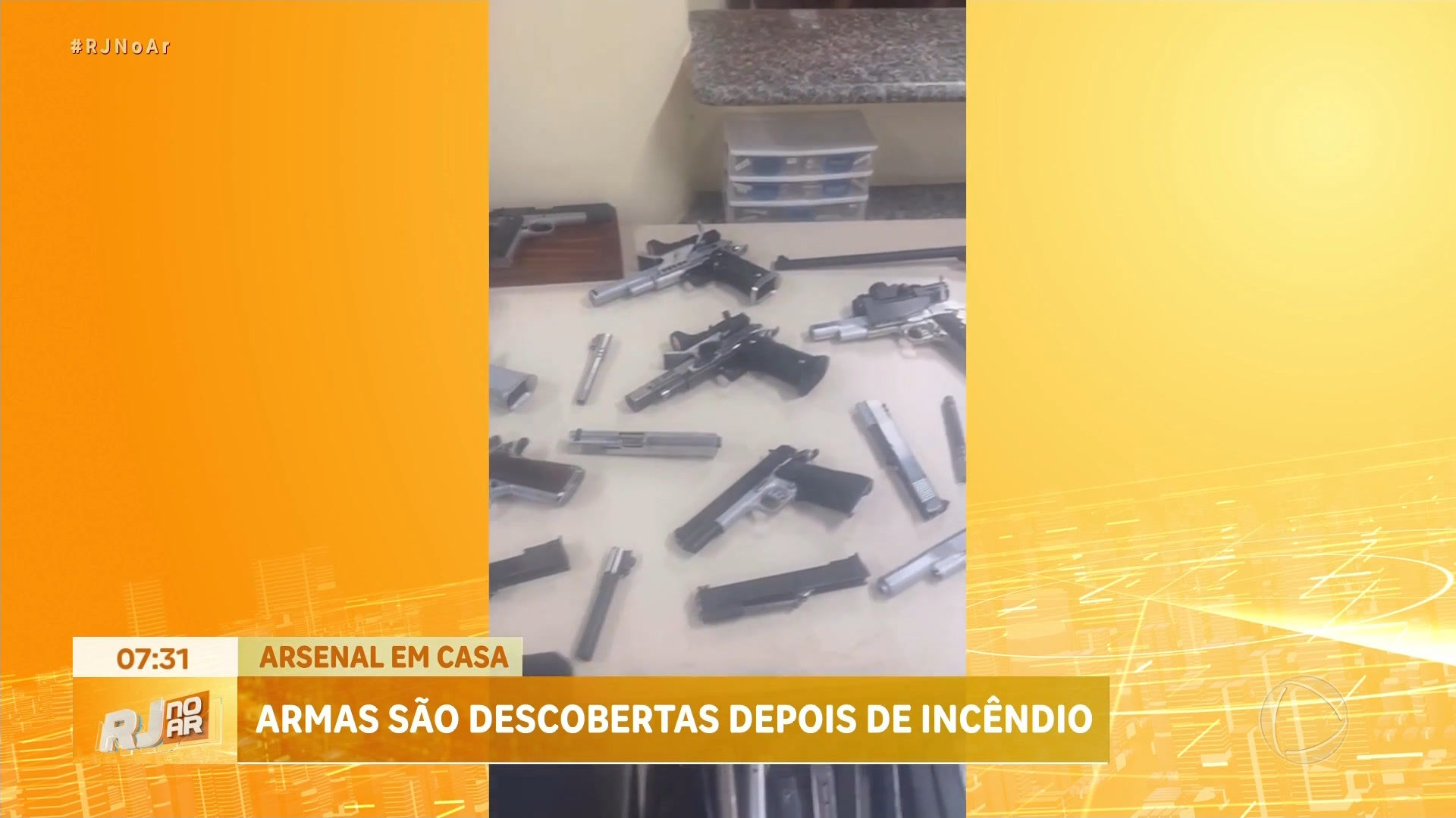 Vídeo: Armas são encontradas dentro de casa incendiada na zona oeste do Rio
