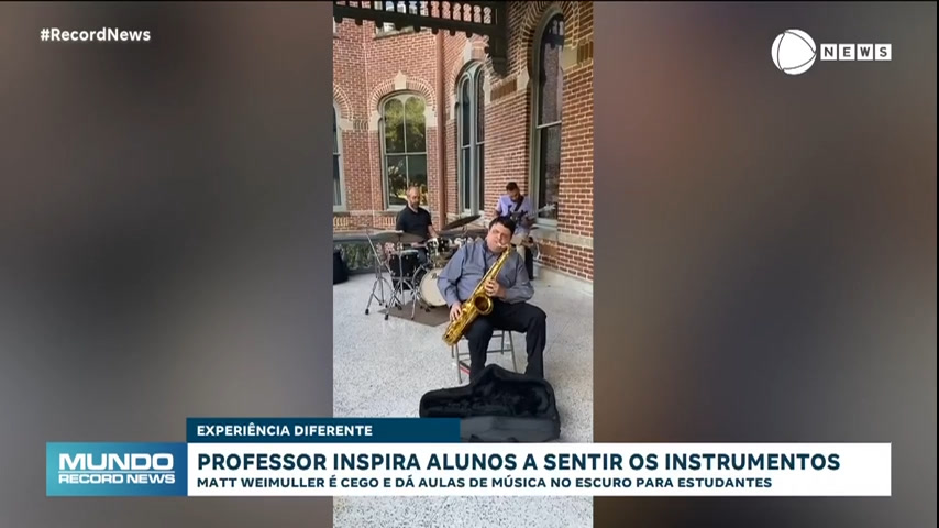 Vídeo: Inspirador! Professor cego ensina saxofone para seus alunos de uma forma diferente