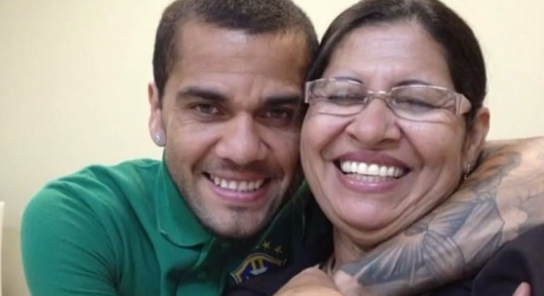 Vídeo: Mãe de Daniel Alves volta ao Brasil após visitar o jogador na prisão